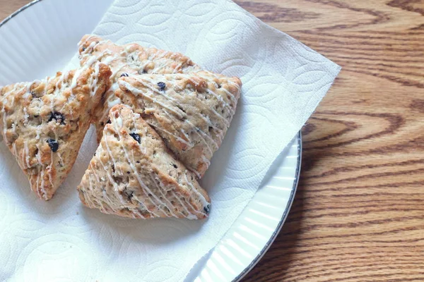 Beyaz tabakta servis edilen böğürtlenli çörekler