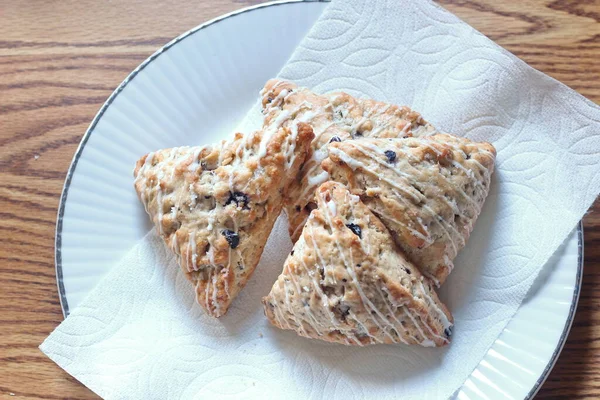 Beyaz tabakta servis edilen böğürtlenli çörekler