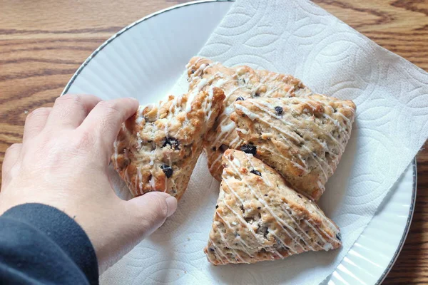 Beyaz tabakta servis edilen böğürtlenli çörekler