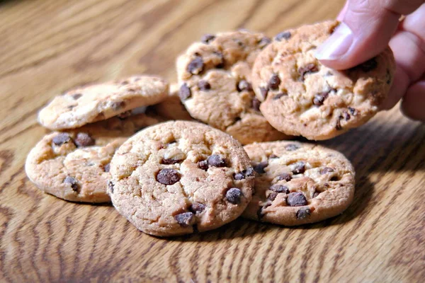 Kuru üzümlü kurabiyeler ahşap bir masaya konur..