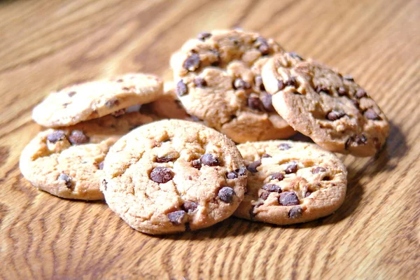 Kuru üzümlü kurabiyeler ahşap bir masaya konur..