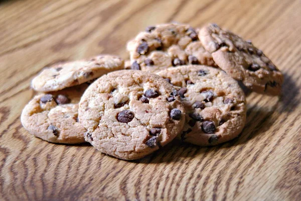 Kuru üzümlü kurabiyeler ahşap bir masaya konur..