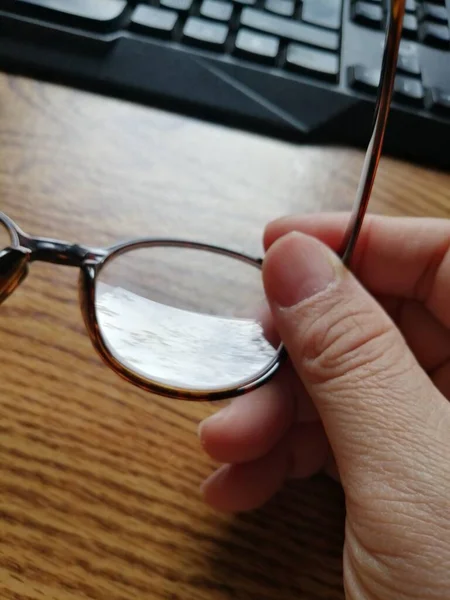 Mão Homem Segurando Óculos Uma Mesa Madeira Com Teclado Computador — Fotografia de Stock