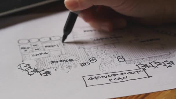 Architecte Dessinant Plan Bâtiment Résidentiel Sur Papier Blanc Une Table — Video