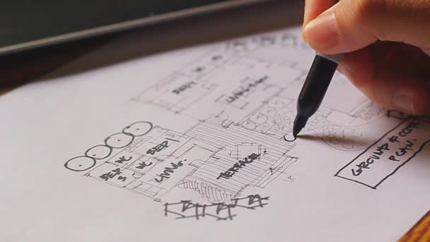 Bir Mimar Ahşap Bir Masada Beyaz Kağıda Konut Planı Çiziyor — Stok video