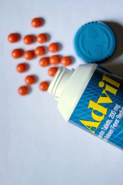 Beyaz bir masaya yayılmış ağrı kesiciler ve haplar. Ateş, ağrı kesici, popüler Amerikan ağrı kesici, ibuprofen..