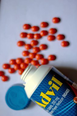 Beyaz bir masaya yayılmış ağrı kesiciler ve haplar. Ateş, ağrı kesici, popüler Amerikan ağrı kesici, ibuprofen..