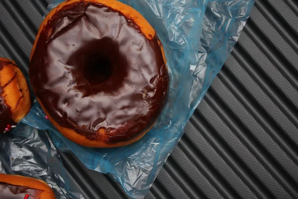 Chocolade Donuts Chocolade Donut Bars Bedekt Met Veelkleurige Suikervlokken Een — Stockfoto