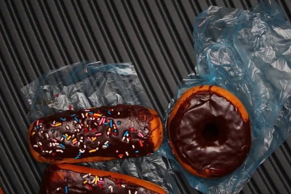 Chocolade Donuts Chocolade Donut Bars Bedekt Met Veelkleurige Suikervlokken Een — Stockfoto