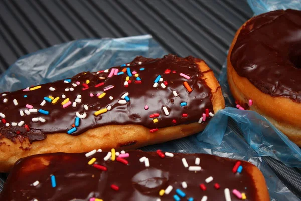 Шоколадные Пончики Шоколадные Пончики Разноцветными Сахарными Хлопьями Размещен Сером Алюминиевом — стоковое фото