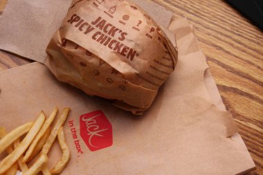 Port Angeles, ABD - 09 Temmuz 2022: Fransız Kızartma ve Burgerler Amerikan yemekleri 