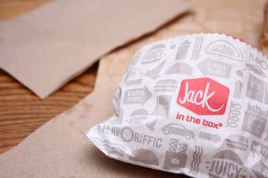 Port Angeles, ABD - 09 Temmuz 2022: Fransız Kızartma ve Burgerler Amerikan yemekleri 