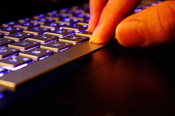 Man Using Laptop Searching Web Browsing Information Having Workplace Home — Stock Photo, Image