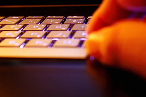 Man Using Laptop Searching Web Browsing Information Having Workplace Home — Stock Photo, Image