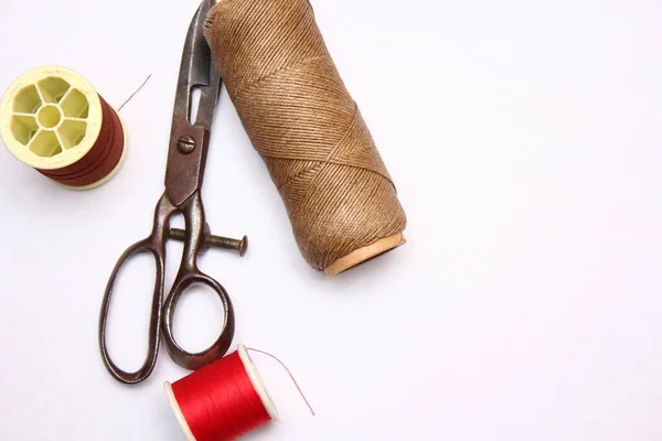 Multi Colored Threads Old Scissors Spread Out White Floor Retro — Stock Photo, Image