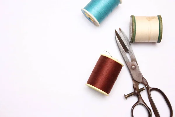 Multi Colored Threads Old Scissors Spread Out White Floor Retro — Φωτογραφία Αρχείου