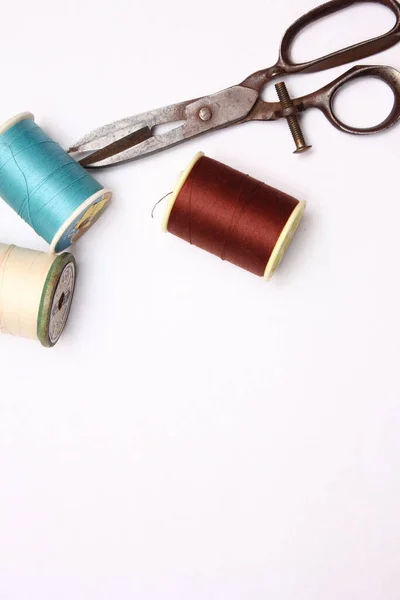 Multi Colored Threads Old Scissors Spread Out White Floor Retro — Foto de Stock