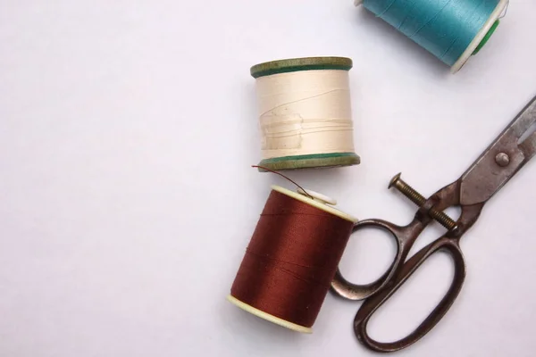 Multi Colored Threads Old Scissors Spread Out White Floor Retro — Fotografia de Stock