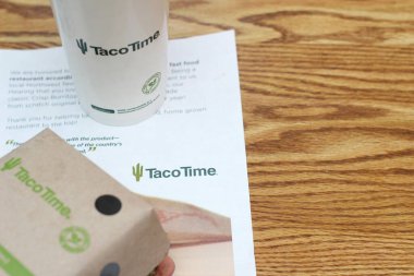 WASHINGTON, ABD - 13 Temmuz 2022: Taco Time restoranının içinde yumuşak içecek bardağı ve patates kızartması. Taco Time, Amerika Birleşik Devletleri 'nde popüler bir yemek olan taco satan bir restorandır..