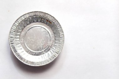 Alüminyum folyo tepsisi, daire şeklinde, beyaz arkaplan üzerine yerleştirilmiş..