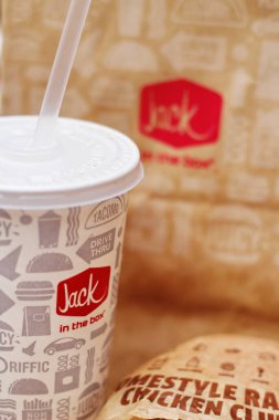 WASHINGTON, ABD - 29 HAZİRAN 2022: ABD 'deki bir kutu restoranda alkolsüz içeceklerle dolu ahşap bir masada ev usulü rance chiken kulüp burgeri.