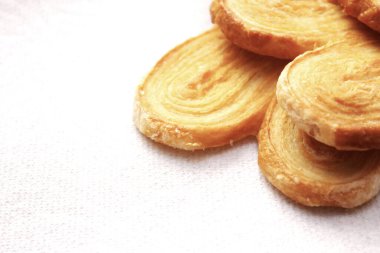 Beyaz kağıtta servis edilen tatlı, Cosco mağazalarında satılan popüler Amerikan aperatifleri.