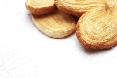 Beyaz kağıtta servis edilen tatlı, Cosco mağazalarında satılan popüler Amerikan aperatifleri.