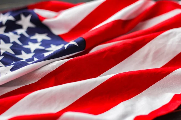 Αμερικανική Σημαία Τοποθετημένη Μαύρο Ξύλινο Τραπέζι Την Ημέρα Της Αμερικανικής — Φωτογραφία Αρχείου