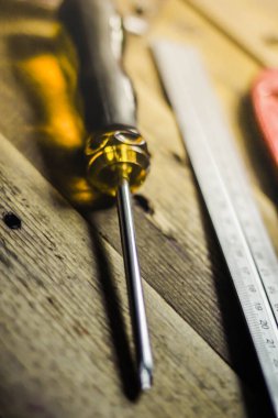 Ahşap bir arka planda ahşap işleme araçları koleksiyonu.