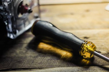 Ahşap bir arka planda ahşap işleme araçları koleksiyonu.