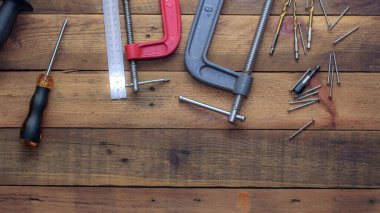 Ahşap bir arka planda ahşap işleme araçları koleksiyonu.
