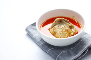 Beyaz kase Mussaman Körili tavuk.