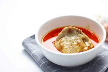 Beyaz kase Mussaman Körili tavuk.