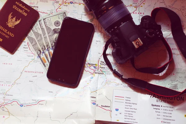 Washington 2022年9月23日 旅行計画 旅行地図 タイ王国のパスポート ドルお金 インターネットマップ — ストック写真