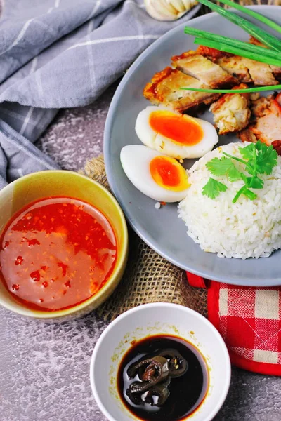 Ταϊλανδικό Πιάτο Khao Daeng Κόκκινη Σάλτσα Χοιρινό Στιφάδο Ρύζι Και — Φωτογραφία Αρχείου
