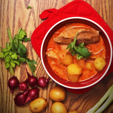 Tayland restoranında, Tayland sokak yemeklerinde ve popüler Tayland yemeklerinde biftek ve fıstık servis edilir..