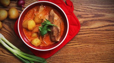 Tayland restoranında, Tayland sokak yemeklerinde ve popüler Tayland yemeklerinde biftek ve fıstık servis edilir..