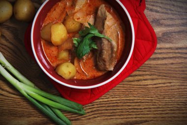 Tayland restoranında, Tayland sokak yemeklerinde ve popüler Tayland yemeklerinde biftek ve fıstık servis edilir..