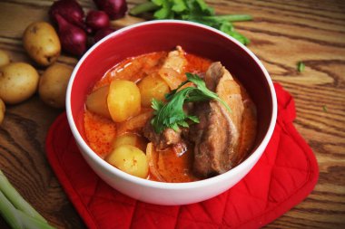 Tayland restoranında, Tayland sokak yemeklerinde ve popüler Tayland yemeklerinde biftek ve fıstık servis edilir..