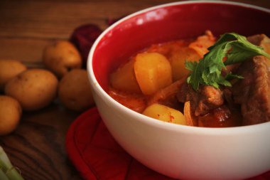 Tayland restoranında, Tayland sokak yemeklerinde ve popüler Tayland yemeklerinde biftek ve fıstık servis edilir..