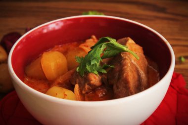 Tayland restoranında, Tayland sokak yemeklerinde ve popüler Tayland yemeklerinde biftek ve fıstık servis edilir..