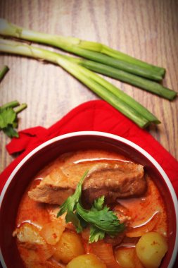 Tayland restoranında, Tayland sokak yemeklerinde ve popüler Tayland yemeklerinde biftek ve fıstık servis edilir..