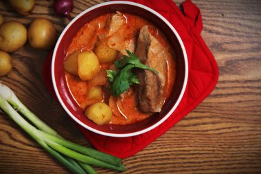 Tayland restoranında, Tayland sokak yemeklerinde ve popüler Tayland yemeklerinde biftek ve fıstık servis edilir..