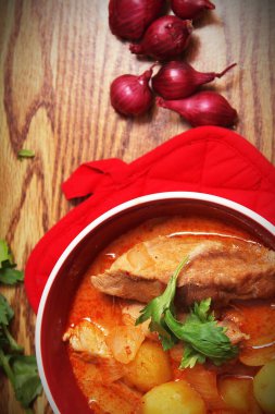 Tayland restoranında, Tayland sokak yemeklerinde ve popüler Tayland yemeklerinde biftek ve fıstık servis edilir..