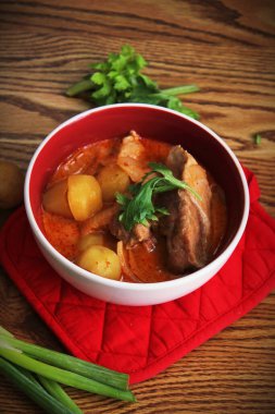 Tayland restoranında, Tayland sokak yemeklerinde ve popüler Tayland yemeklerinde biftek ve fıstık servis edilir..