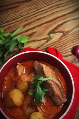 Tayland restoranında, Tayland sokak yemeklerinde ve popüler Tayland yemeklerinde biftek ve fıstık servis edilir..