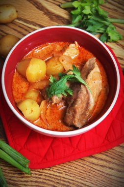 Tayland restoranında, Tayland sokak yemeklerinde ve popüler Tayland yemeklerinde biftek ve fıstık servis edilir..