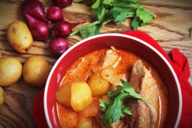 Tayland restoranında, Tayland sokak yemeklerinde ve popüler Tayland yemeklerinde biftek ve fıstık servis edilir..