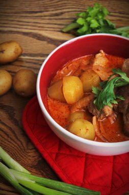 Tayland restoranında, Tayland sokak yemeklerinde ve popüler Tayland yemeklerinde biftek ve fıstık servis edilir..