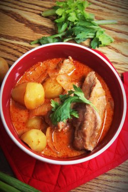 Tayland restoranında, Tayland sokak yemeklerinde ve popüler Tayland yemeklerinde biftek ve fıstık servis edilir..